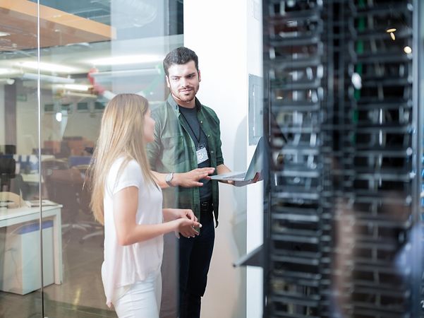 zwei Menschen unterhalten sich über Sicherheit im Business und der IT