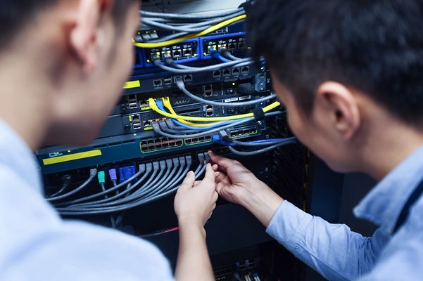 Zwei Männer schauen gemeinsam auf ein Serverrack