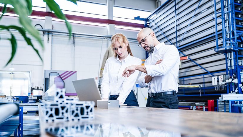 Mitarbeiter informieren sich über die Datenschutzhinweise von Zoom