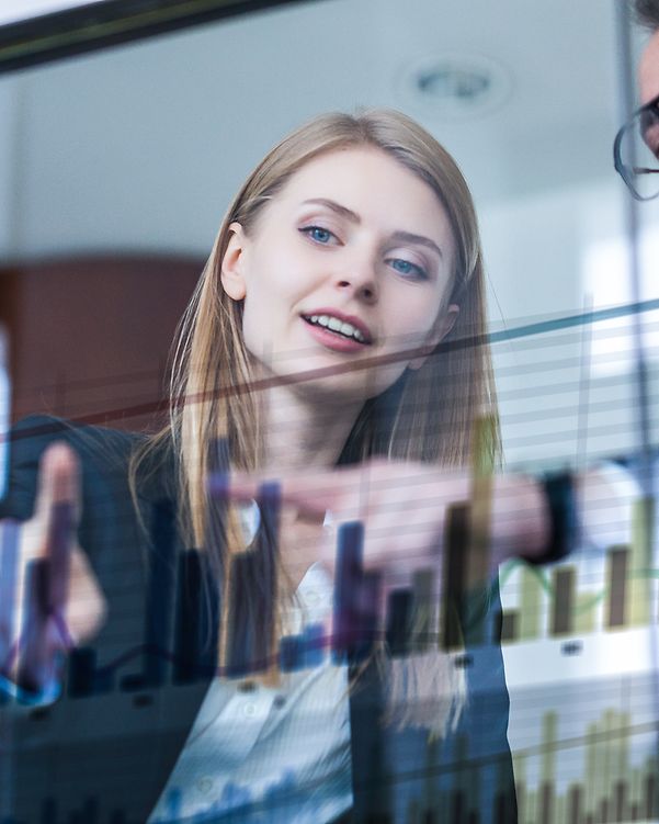 Zwei Geschäftsleute vor futuristischem Display analysieren Daten