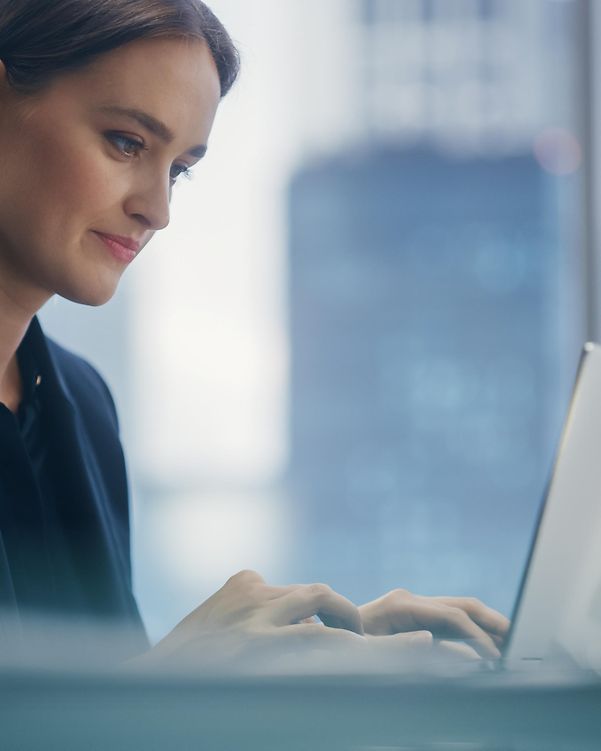 Frau arbeitet am Laptop mit Highspeed-Internet durch LANCOM R903