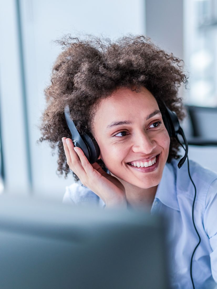 Frau aus dem Telekom Service-Team berät Kunden zu BusinessMail X.400.
