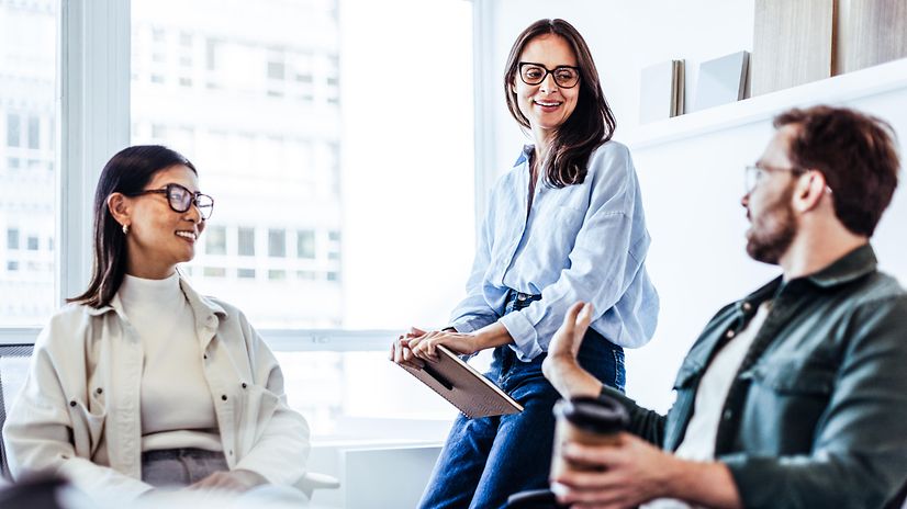 Zwei Frauen und ein Mann besprechen das 360° LifeCycle Management für mobile Endgeräte im Unternehmen.
