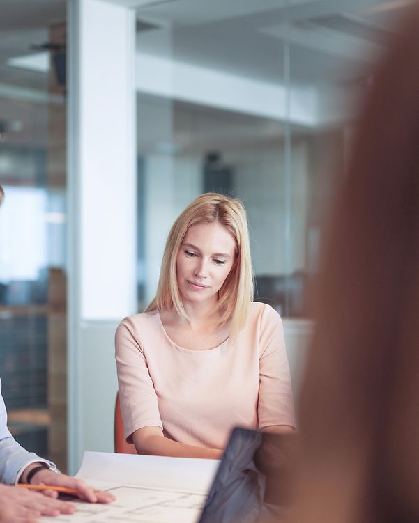 Gigaset N670 DECT ermöglicht Mitarbeiterin eine effiziente Geschäftskommunikation