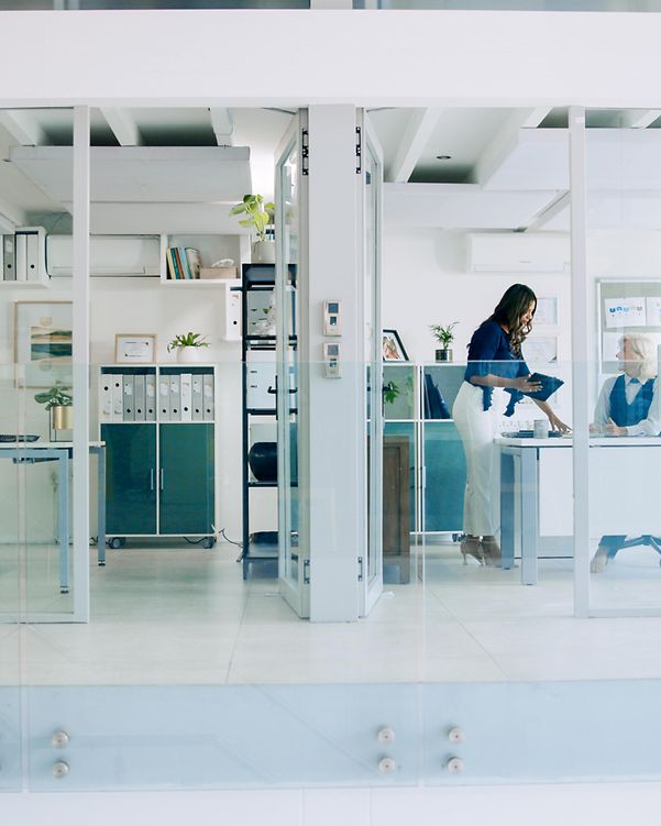 Mitarbeiter im Büro können vertrauliche Gespräche führen dank Gigaset N670 DECT