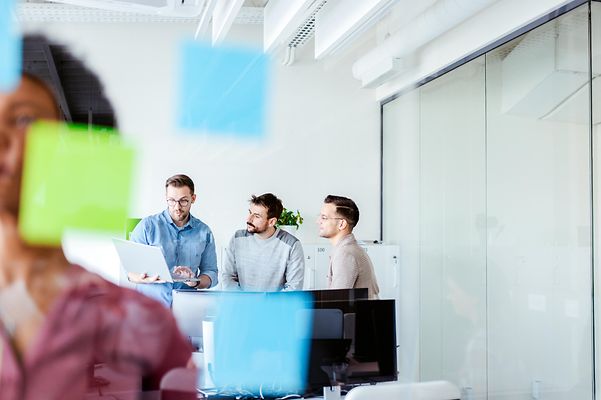 Eine Gruppe Kollegen arbeiten gemeinsam auf einem Zoom X Whiteboard