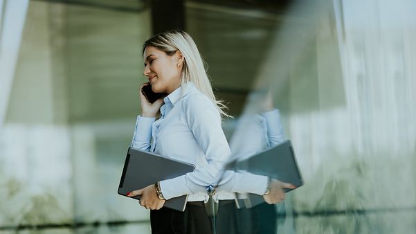 Frau telefoniert mit DriectNumbering. 