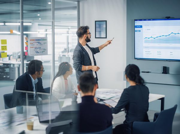 Motivierter Geschäftsmann leitet ein Geschäftstreffen und nutzte zur Erstellung Microsoft Copilot