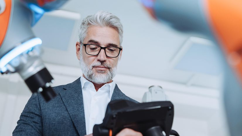 Ein Mann arbeitet an einer KI