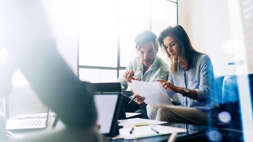 Eine Expertin berät den Kunden zum Thema Magenta365 IT-Security Promo-Paket