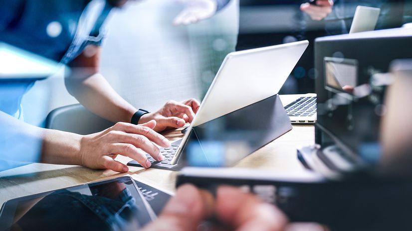 Ein Entwickler nutzt ein Notebook