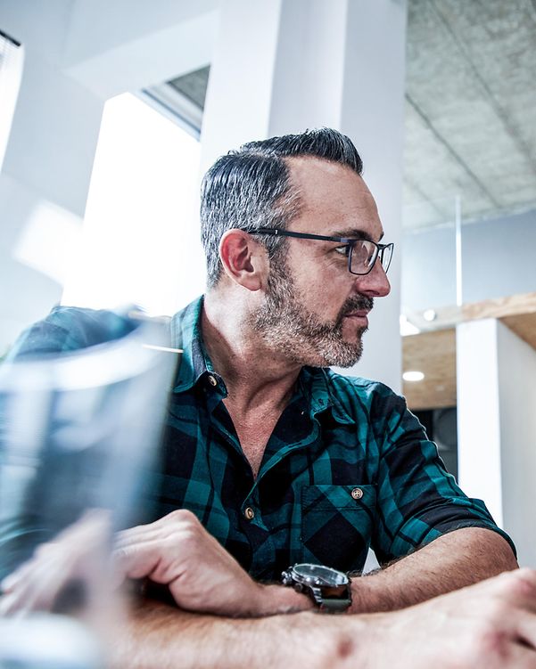 Zwei Männer prüfen über iMSA Bestandsverträge. 