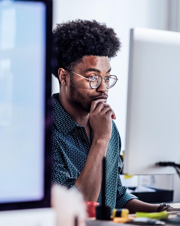 Mann informiert sich am Computer über die Vorteile von iMSA. 