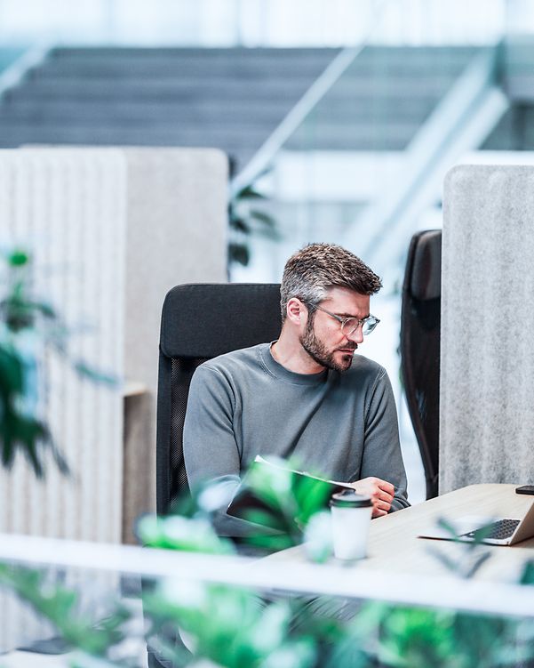 Mann schaut ein Erklärungsvideo zu iMSA auf seinem Desktop.