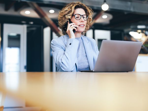 Eine freundliche IT-Spezialistin gibt IT-Support im Rahmen der Telekom Digital Office Services.