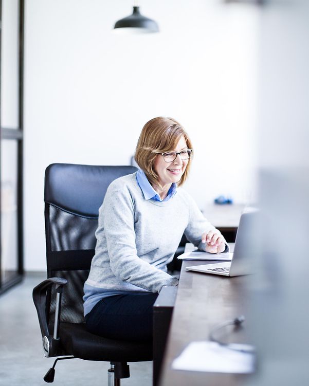 Eine Mitarbeitende im Büro spricht über die vielseitigen Konfigurationsmöglichkeiten der Cisco ISR 1000 Serie