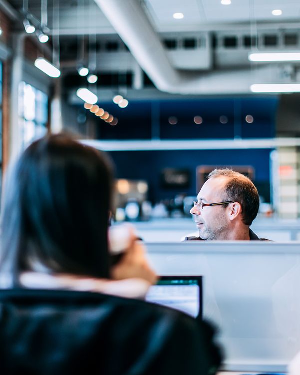 Mitarbeitende im Büro können dank der Sicherheitsfunktionen der Cisco ISR 1000 Serie uneingeschränkt arbeiten