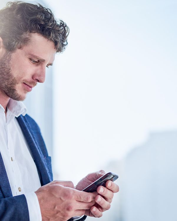 Eine Mitarbeitender schaut sich auf seinem Handy die Schnittstellen der Cisco ISR 1000 Serie an