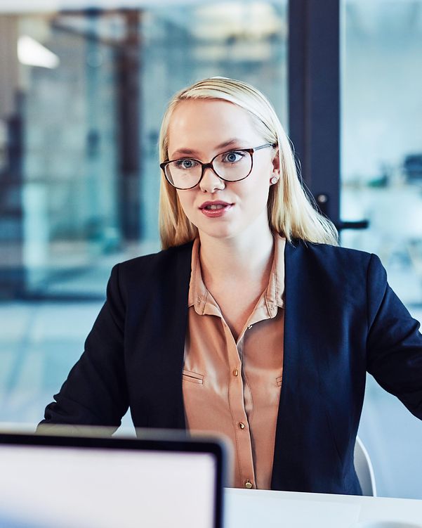 Eine Mitarbeitende im Büro verweist auf die zusätzliche Funktionen zur Verwaltung der Cisco ISR 1000 Serie