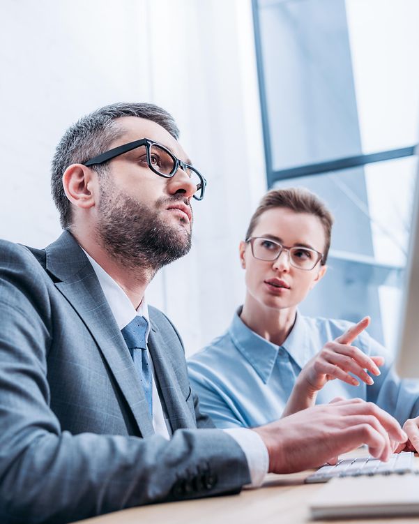 Mitarbeitende im Büro sprechen über die Optimierung für IP-Telefonanlagen bei der Cisco ISR 1000 Serie