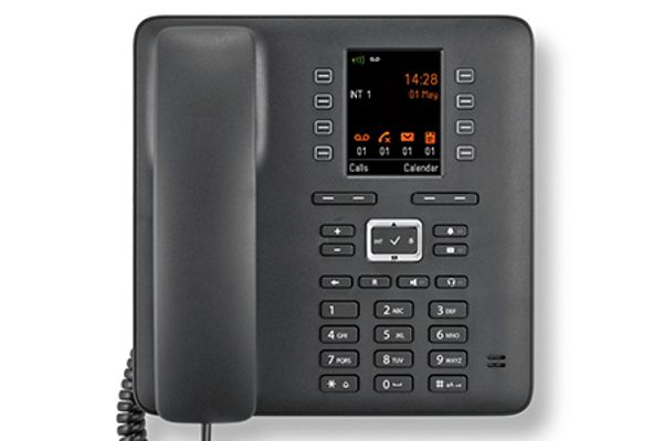 Maxwell-C vor weißem Hintergrund