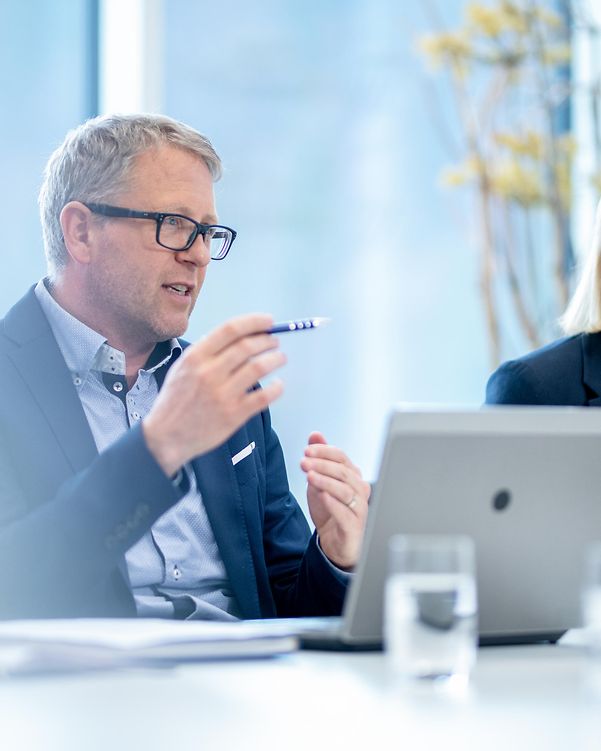 Mitarbeitende im Büro nutzen erweiterbares DSL-Modem der Cisco Catalyst 8000 Serie