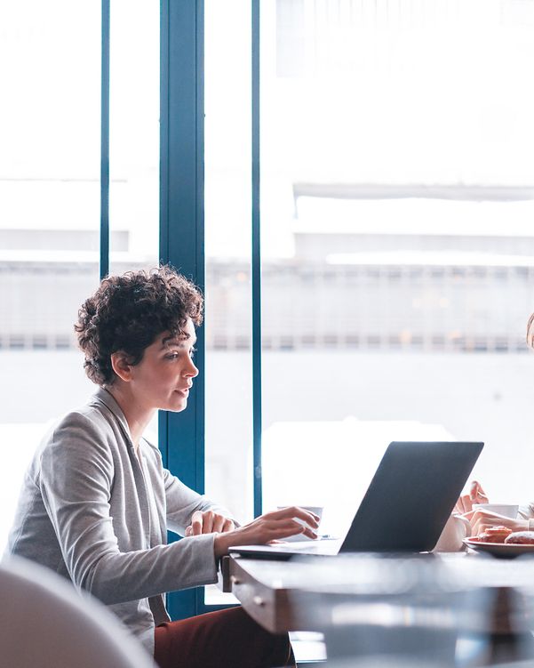 Mitarbeitende im Büro sprechen über die Sicherheitsmerkmale der Cisco Catalyst 8000 Serie