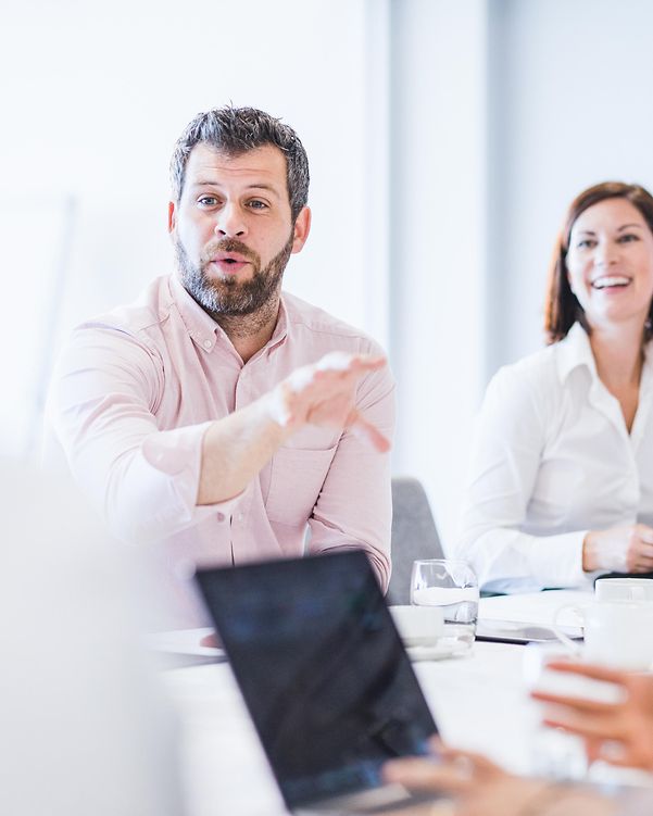 Mitarbeitende im Büro sprechen über die Flexibilität Cisco Catalyst 8000 Serie