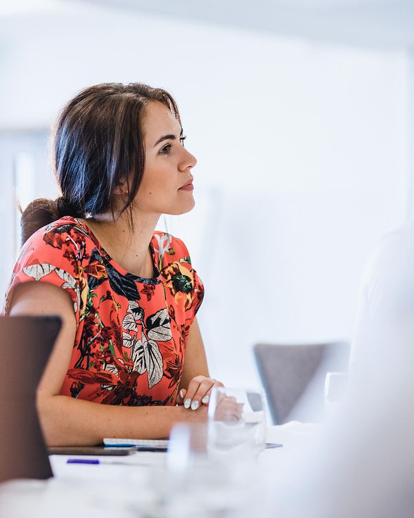 Mitarbeiterin im Büro hört sich die Kompatibilitätsmerkmale der Cisco Catalyst 8000 Serie an