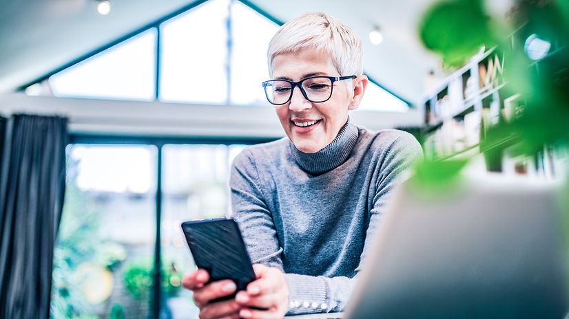 Frau nutzt RCSBM auf ihrem Handy für ihr Marketing. 