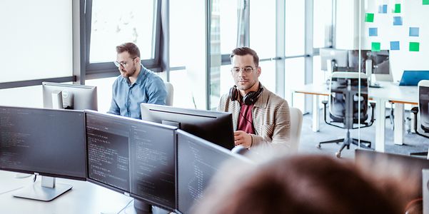 Im Büro wird mit schnellem Glasfaser im Internet recherchiert