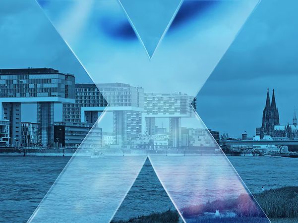 Kölner Skyline mit einem übergroßen X, welches mitten in der Stadt steht.