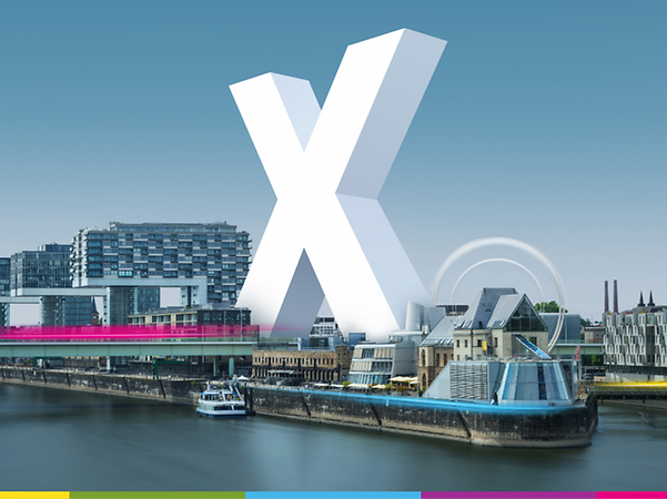 Rheinauhafen vom Rhein aus gesehen, mit einem übergroßen weißen X mitten auf der Fläche