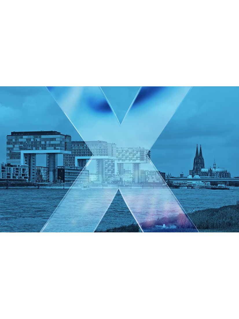 Kölner Skyline mit einem übergroßen X, welches mitten in der Stadt steht.