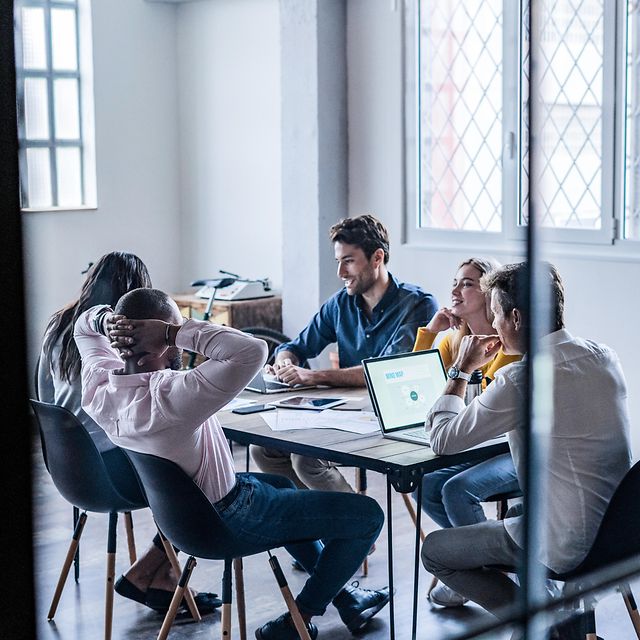 Geschäftsteam bei einer Besprechung über Managed Services for Public Cloud Infrastructure im Loftbüro