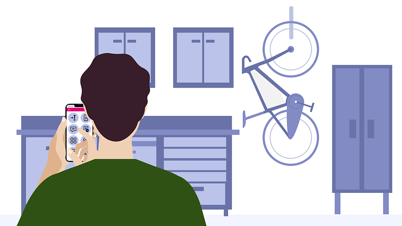 Mann in der Garage mit Handy in der Hand und einem hängendem Fahrrad an der Wand