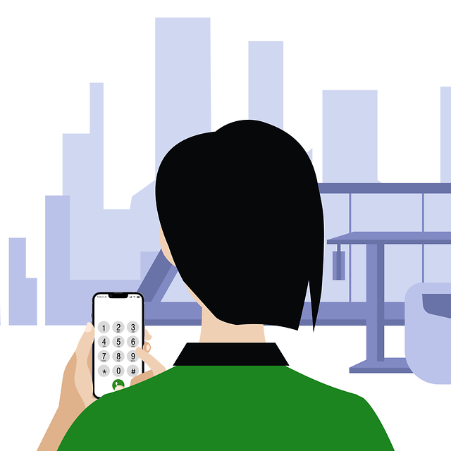 Eine Frau richtet ihre Mobilbox vor einem Busbahnhof ein