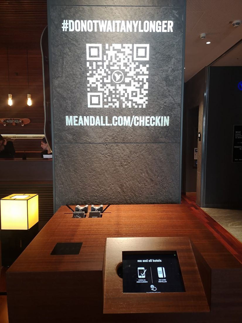 Kontaktloser Check-In-Counter in grau und braun in einer Lobby von Lindner Hotels