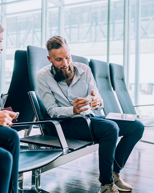 Mann am Flughafen nutzt die mobile Variante von XPhone Connect.
