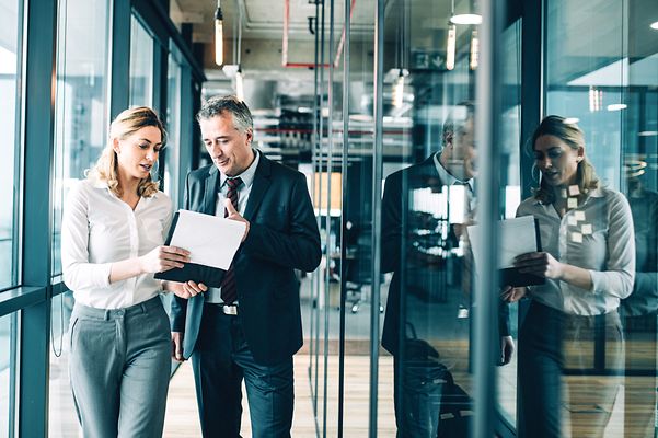 Ein Mann und eine Frau diskutieren die Vertragskonditionen der Telekom Festnetz und Internet Tarife. 