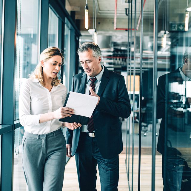 Ein Mann und eine Frau diskutieren die Vertragskonditionen der Telekom Festnetz und Internet Tarife. 