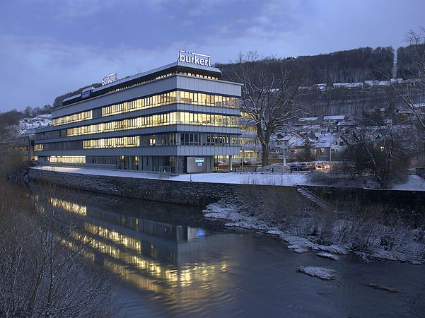 Moderner Firmen-Campus von Buerkert mit großem Logoschriftzug in der Wand
