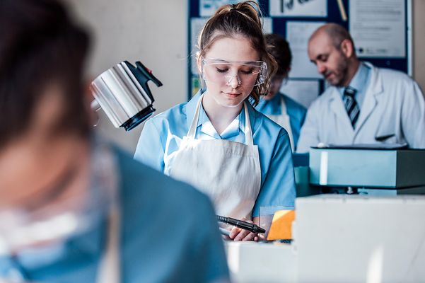 Junge Frau in einem Labor