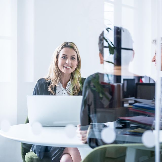 Beraterin bespricht sich mit Business Partner im modernem hellem Büro