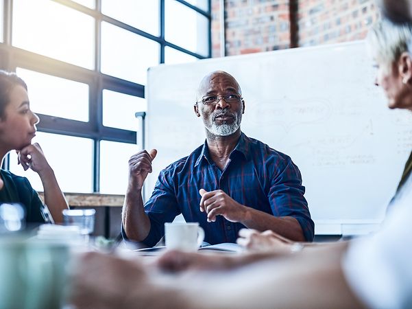 Personen am Tisch diskutieren über den Digitalisierungszuschuss
