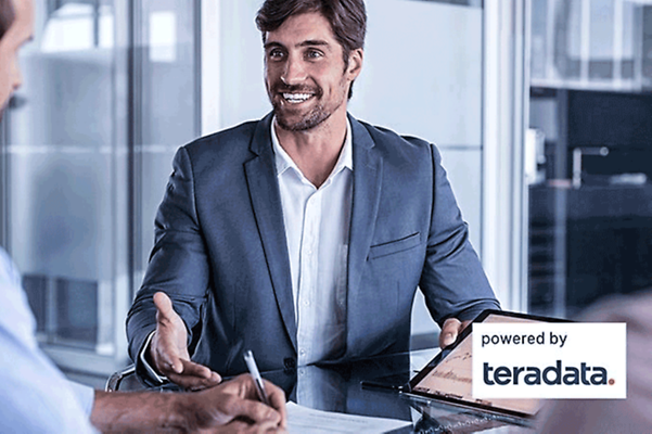 Mann präsentiert auf seinem Tablet die Ergebnisse einem Kunden