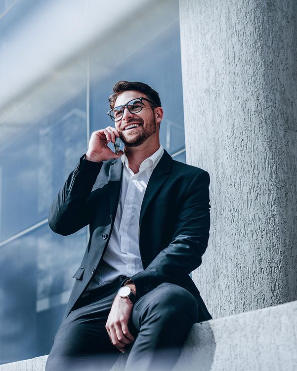 Mann in Businesskleidung nutzt Mobilfunk von T Business