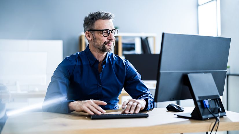 Geschäftsmann nutzt das Business DSL Premium Angebot mit Ausfallschutz von T Business.