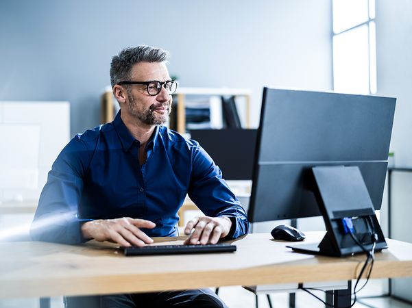 Geschäftsmann nutzt das Business DSL Premium Angebot mit Ausfallschutz von T Business.