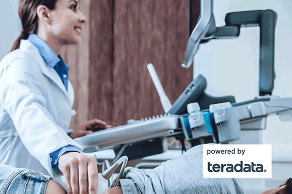 Business Analytics Ärztin sitzt in Ihrer Praxis und untersucht radiologisch einen Patienten